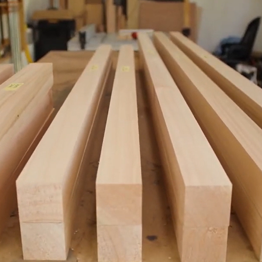 Detalle de madera de rauli y tapiz artesanal